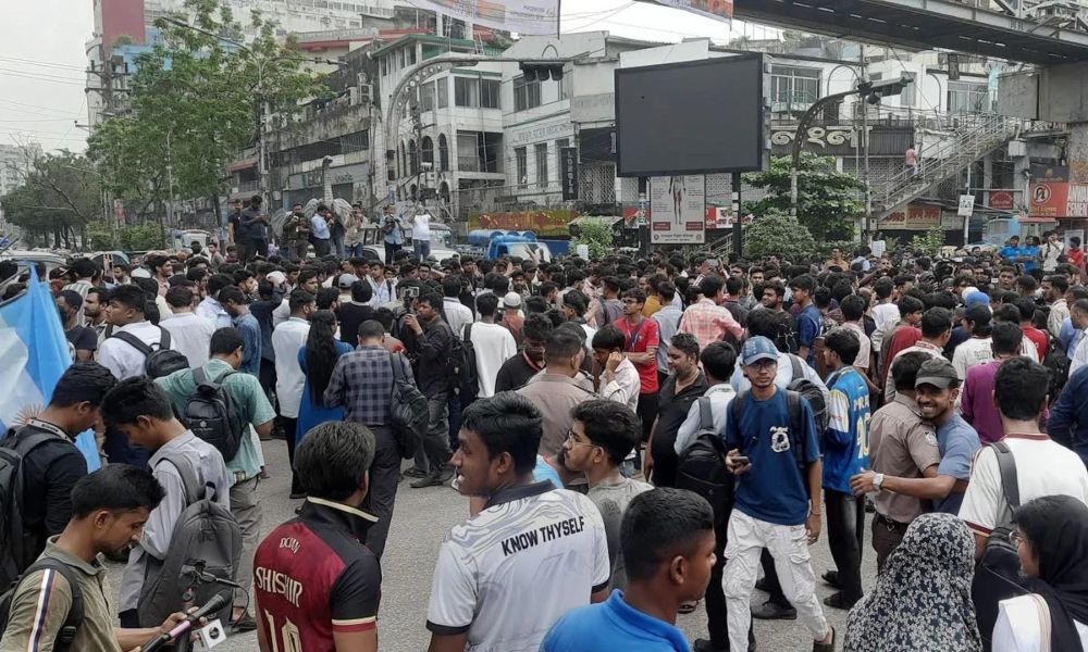 রাজধানীর সাইন্সল্যাব অবরোধে অচল ধানমন্ডি–নিউমার্কেট, তীব্র যানজট