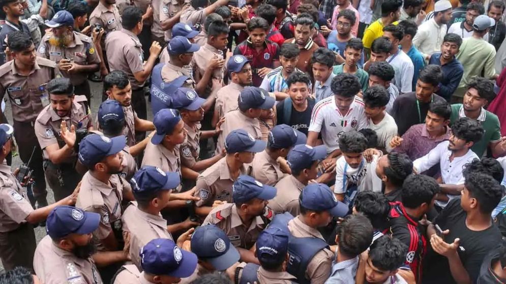 শিক্ষামন্ত্রীর পদত্যাগসহ তিন দফা দাবিতে সায়েন্সল্যাব অবরোধ, পুলিশি বাধা