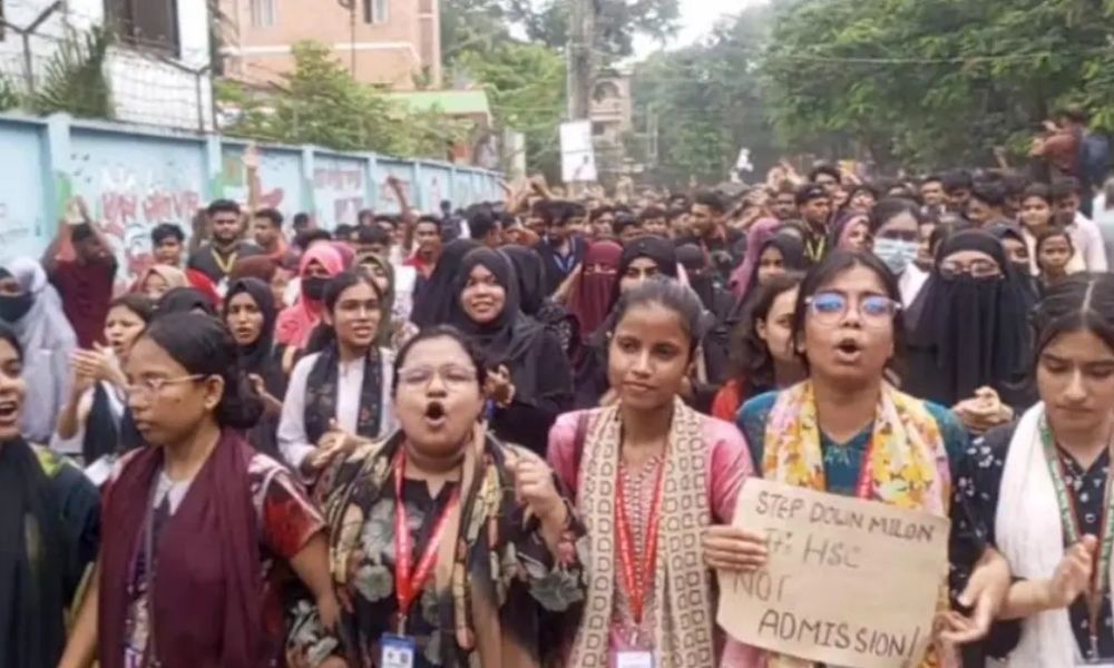 তুমি কে, আমি কে, ফার্মের মুরগি’ স্লোগানে মুখরিত বগুড়া