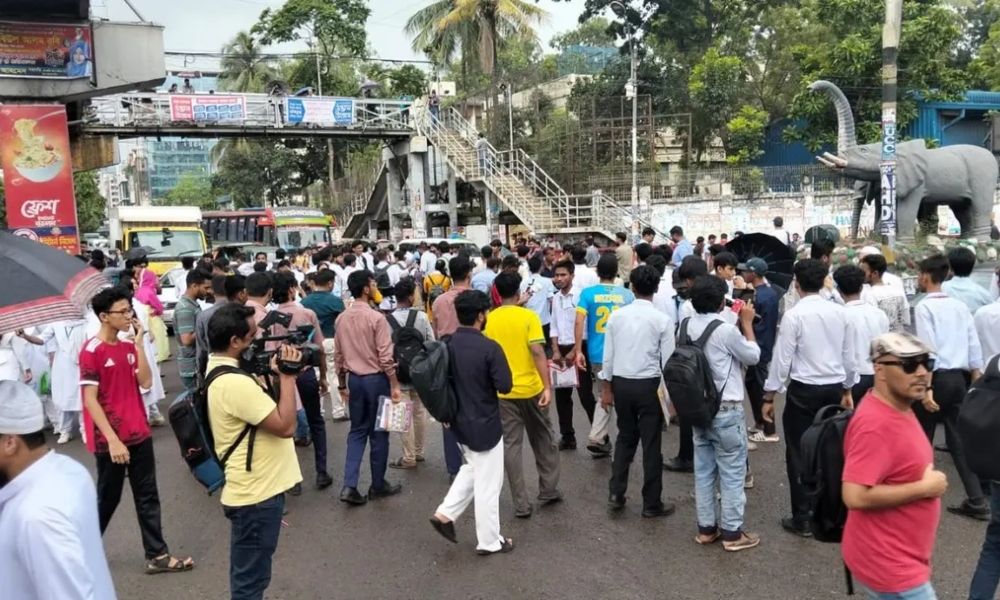 পরীক্ষা শেষে সায়েন্স ল্যাব মোড় অবরোধ পরীক্ষার্থীদের