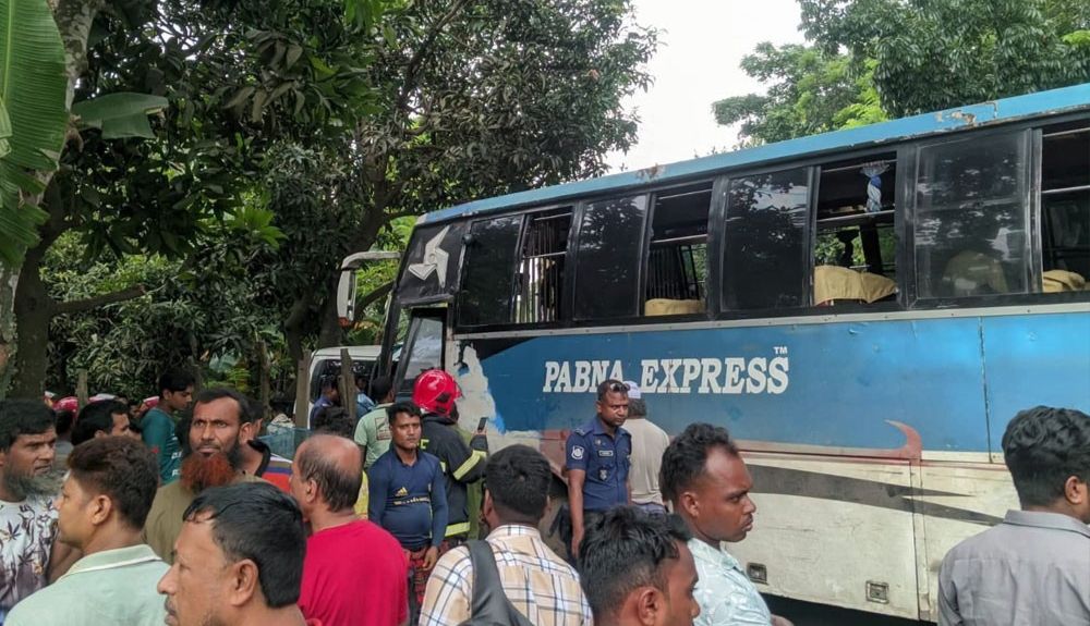 একটি নয়, বাড়িতে এলো তিনটি মরদেহ