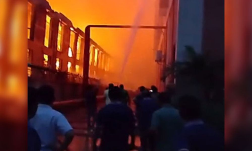 নারায়ণগঞ্জের আদমজী ইপিজেডে পোশাক কারখানার কাপড়ের গুদামে আগুন, নিয়ন্ত্রণে ৯ ইউনিট