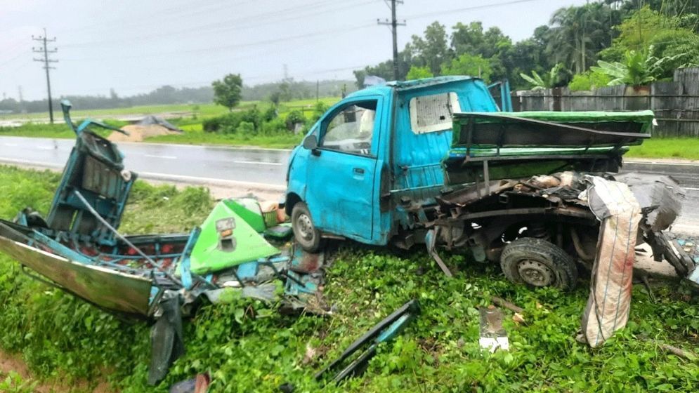 চকরিয়ায় বাসচাপায় লেগুনার ৪ যাত্রী নিহত