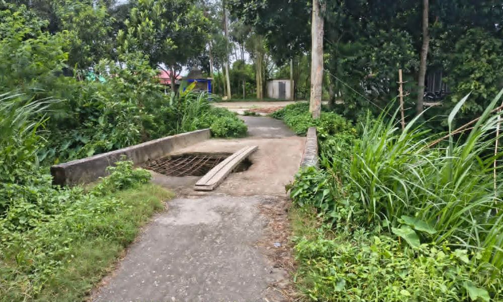 ভাঙা কালভার্টে দেড় বছর ধরে অচল কোটি টাকার সড়ক
