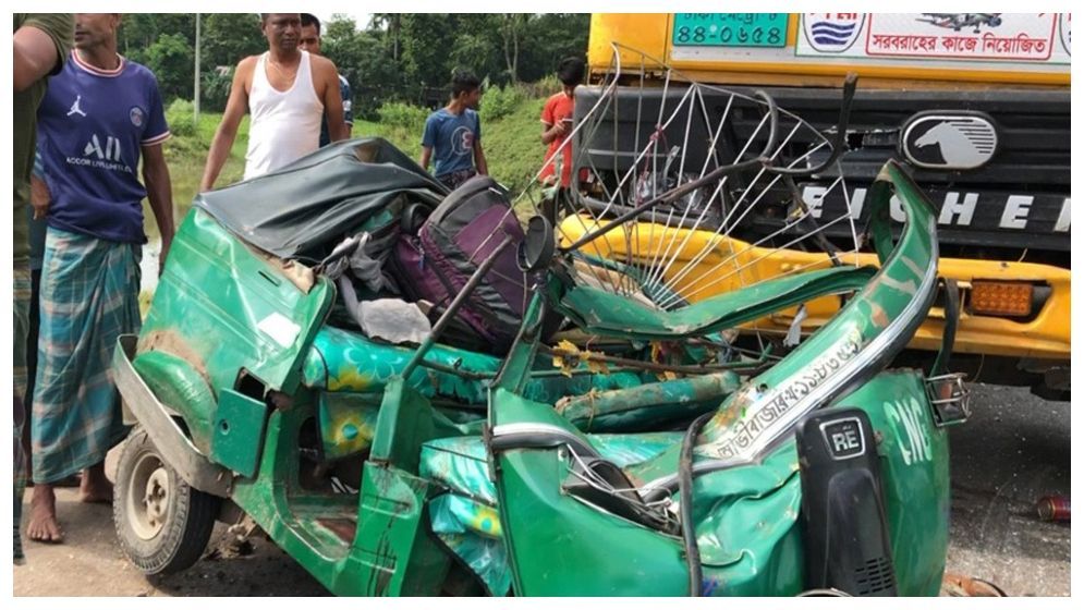 তেলবাহী ট্যাংকারের ধাক্কায় অটোরিকশার ৪ যাত্রী নিহত
