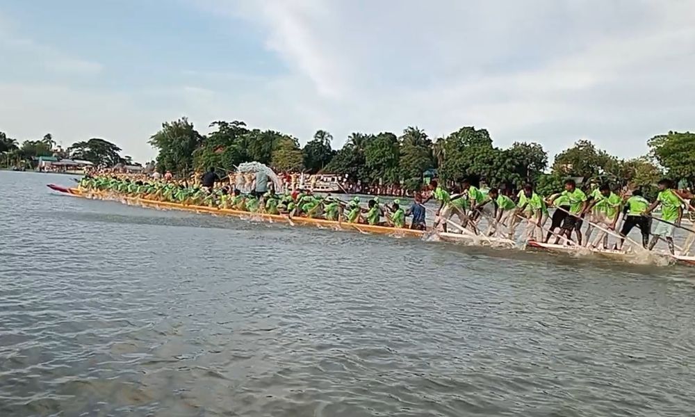 তিতাস নদীর তীরে গ্রাম-বাংলার ঐতিহ্যবাহী নৌকা বাইচ উপভোগে অর্ধ লক্ষাধিক মানুষ